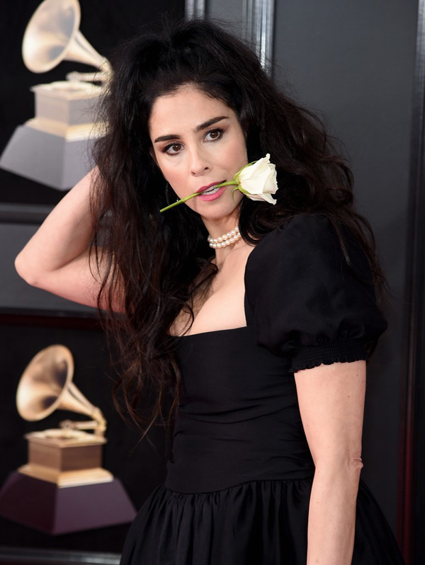 Dàn mỹ nhân mang bông hồng trắng lên thảm đỏ Grammy